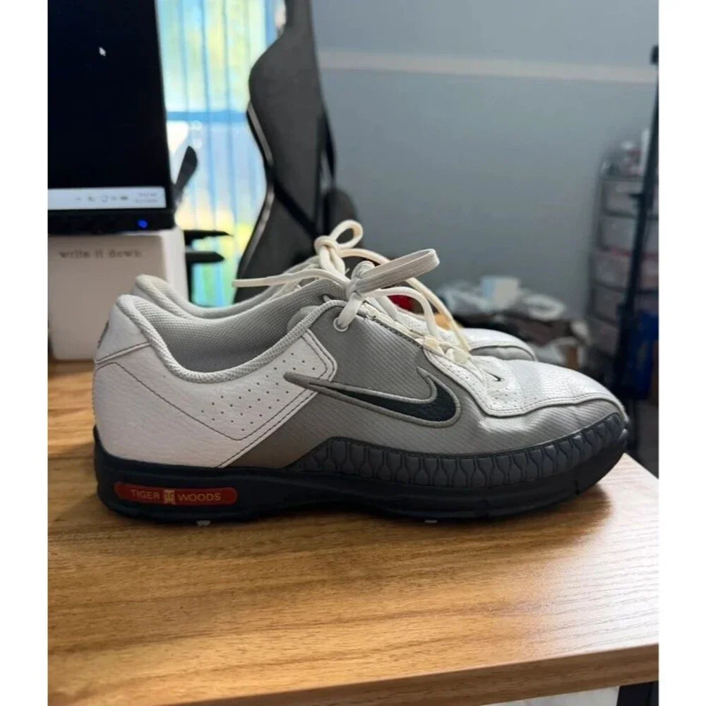 Nike Tiger Woods Grey White Leather  Classic Athleisure Golf Shoes Size 4Y